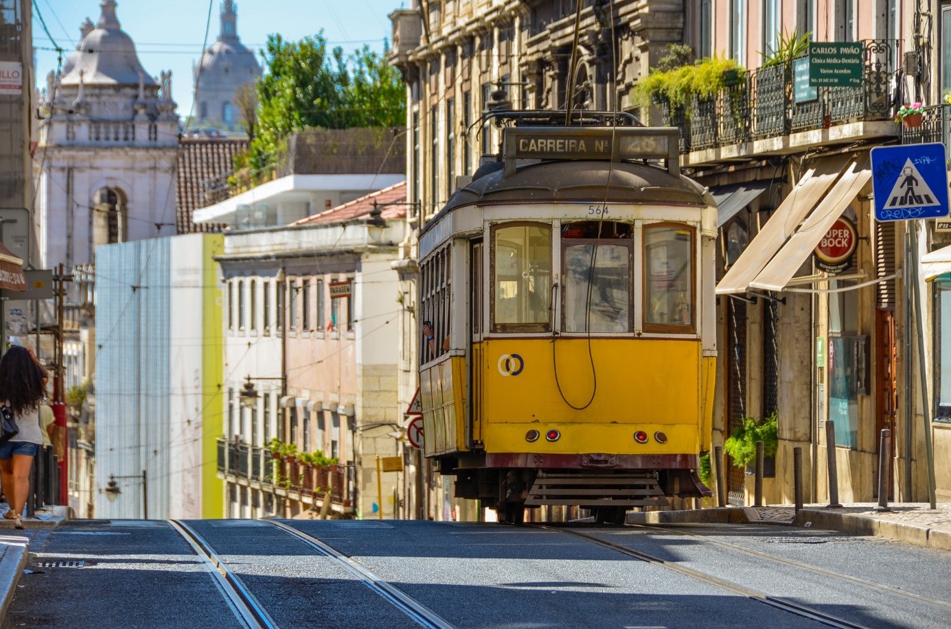 Żółty tramwaj nr 28 – Alfama, najstarsza dzielnica Lizbony - Click&Go ...